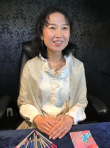 占いの館千里眼の占い師　門鈴明日香(もんれいあすか)先生