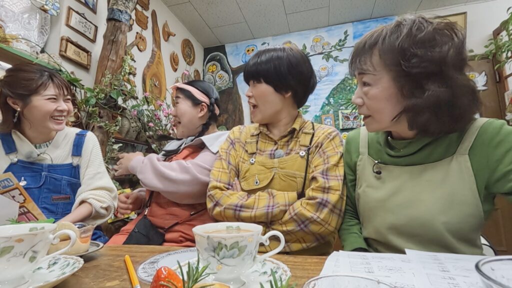 「当たると評判の占い師が営むカフェ」として日本海テレビ番組「冠ルーヤ」に出演した梟の森の占い師の画像